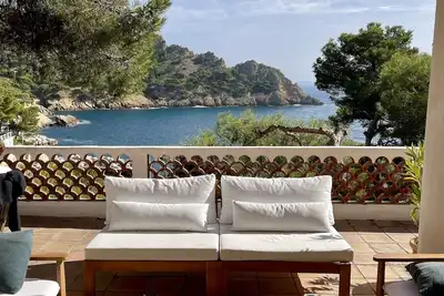 Image de Exceptionnelle Villa pieds dans l'eau, piscine, vue mer et calanque unique