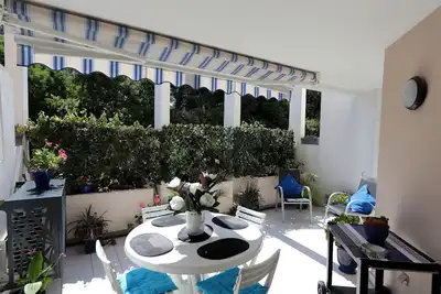 Image de Très bel appartement pour 5 en bord de mer climatisé, Wifi, box privé, piscine