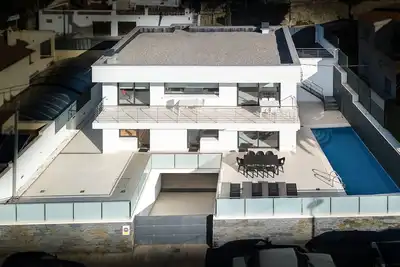 Image de Roses, Pres a la Plage et au Centre Ville. Superbe Villa Standing Avec Piscine
