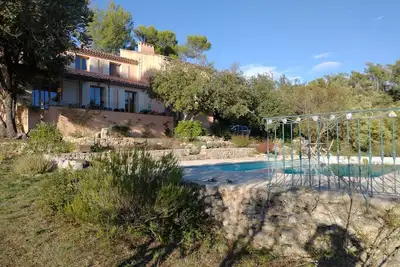 Image de Maison Traditionnelle Avec Jardin Et Piscine