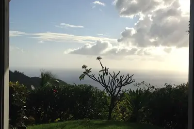 Image de belle villa créole vue montagne et mer