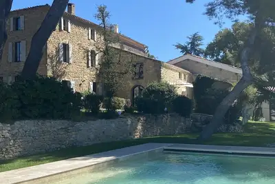 Image de Maison de caractère sous les pins avec piscine et vue