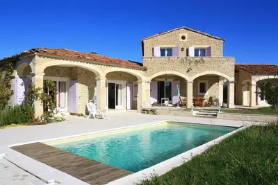 location saisonnière Gordes au coeur du  Luberon  avec toutes les commodités.