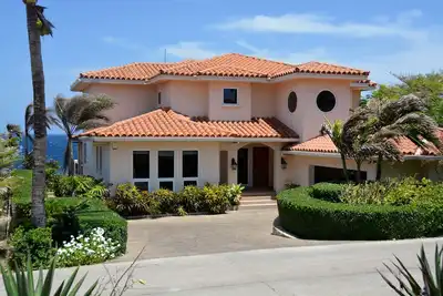 Image de Immense Maison bord de l'océan, privées couple Piscine Offrant & Réductions petites familiales