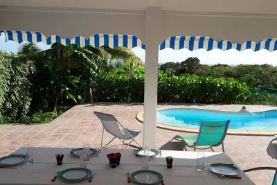 Image de Villa spacieuse avec piscine, située à - d'1 km à pied de la mer