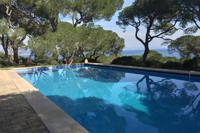 Image de Villa, 7 chambres, mer et piscine \/ 7 bedrooms, sea and swimming pool.