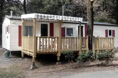 Image de Beau mobile-home entre mer et forêt, dans un camping 4 étoiles.