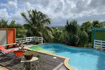 T4  design dans un écrin de verdure, belle vue mer, piscine, à10 mn des plages.
