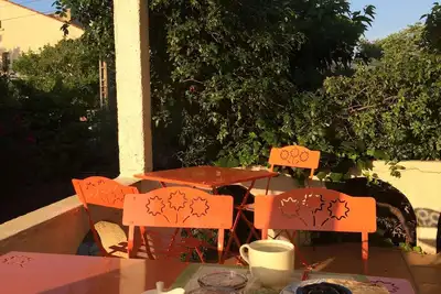 Image de Petite maison, clim et jardin ombragé, dans un quartier calme près de la plage