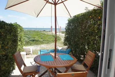 Image de T2 vue mer les pieds ds l eau sur plage sable fin Presqu île de Giens -