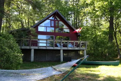 Image de Lake House avec 200 pieds de plage privée au bord de l'eau et vue imprenable sur la montagne!