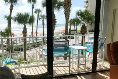 Image de Condo en bord de mer avec une vue incroyable à quelques pas de l'eau