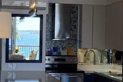 Image de 6ème étage en front de mer panoramique condo entièrement climatisé