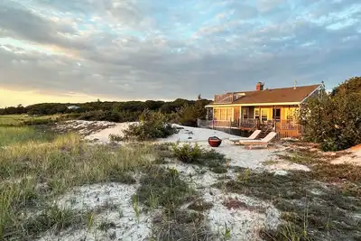 Image de Un chalet familial ou lune de miel dans les dunes avec 200 pieds de plage privée