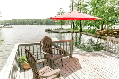 Image de Spacious Lake Home -Belle en novembre et grandes chaînes sportives!