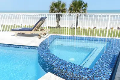 Image de Haut de gamme 5 chambres 5 salles de bain Oceanfront Pool Home avec Guest House