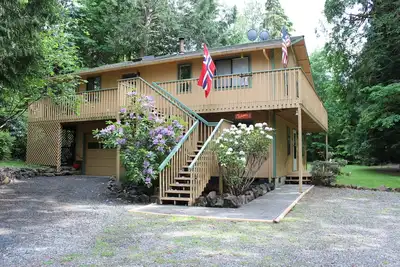 Image de Puget Sound Island Home avec vue sur l'eau