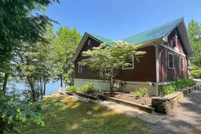 Tout simplement la meilleure façade sur le lac! 4 chambres \/ 3 salles de bain, plage privée, grands couchers de soleil!