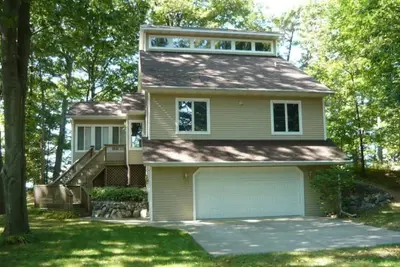 Image de Superbe maison mise à jour au bord du lac Michigan sur une plage privée!