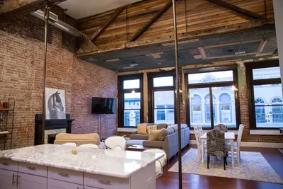 Image de Le Coop Ultra Luxury 2 bed Urban Loft sur Bourbon Trail. Centre-ville de Shelbyville Ky