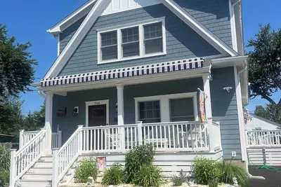 Image de 4 Br\/2 Bath; freshly painted. New siding, windows, decks and 6 beach badges
