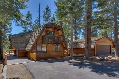 Image de Luxe & Famille Animaux acceptés Mtn Accueil, près du lac et Northstar, bain à remous, wifi, Dtv