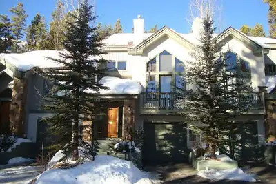 Image de Super endroit! Courtes promenades vers les randonnées, la rue principale, la piscine et le spa, activités estivales