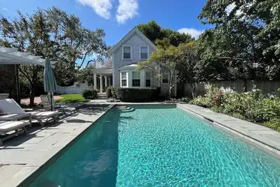 Image de Edgartown 6 Br Gem en ville | Piscine et bain Ă remous