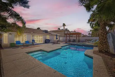Image de Vegas Oasis! Détendez-vous dans votre sophistiqué Private Home w / Pool & Spa! 6 personnes!