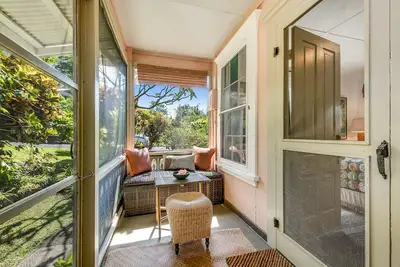 Image de Charmant bungalow dans une propriété historique. Choix Holualoa!