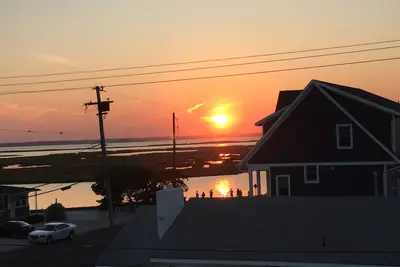 Image de * Très grande maison récente * Vues partielles du coucher de soleil sur l'eau Plan d'étage ouvert