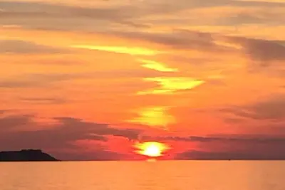Image de Belle couleur d'automne. Couchers de soleil magnifiques. Beau condo Homestead Beachfront