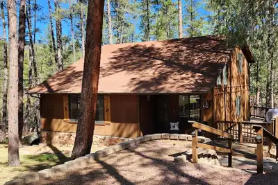Image de Cabine confortable rénovée - Pas de dépôt pour animaux de compagnie - Billet Nfl inclus - Palms to Pines