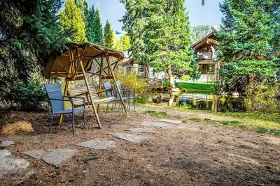 Image de Moose Haven: Lemmon Lodge Riverfront Cabin # 12 avec plage privée sur Grand Lake!