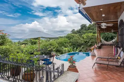 Le paradis trouvé! Escapade tropicale avec vue sur l'océan, la jungle et le coucher du soleil.