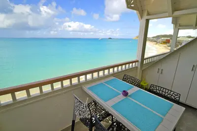 Sur la plage de Grand Case, les pieds dans l'eau
