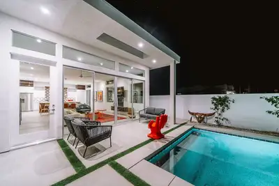 Image de Luxe, Retraite Du Desert Moderne Avec Piscine Saltwater + Spa et Vue Imprenable