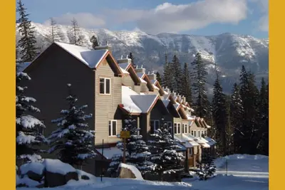 Image de Fernie Condo 2 chambres, 2 salles de bain, Ski-in On Hill, avec bain à remous privé et barbecue