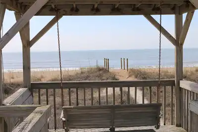 Image de Oak Island, Nc-Oceanfront, Porche CRIBLÉ, Gazebo W / Swing