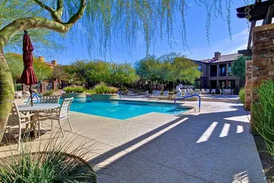 Image de Lumineux et propre! - Encore Gated Community - Mobilier contemporain -