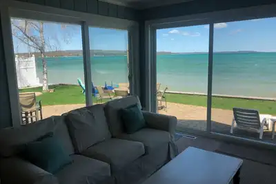 Image de Situé directement sur East Grand Traverse Bay avec plage privée