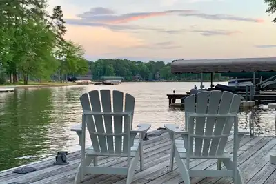 Image de Une maison unique au bord du lac près de Ritz, Sandbar & Boathouse!