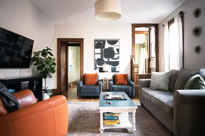 Image de Colorful 6 Bed, 1. 5 Bath Duplex Apartment, près de Osu \/ Maphre \/ centre-ville!