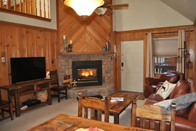 Image de Évadez-vous dans les montagnes dans notre Loft Enchanted Escape, à 3 pâtés de maisons de l'ascenseur!