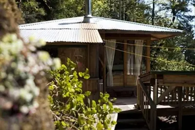 Image de Un nid heureux dans les arbres, Salt Spring Cottage unique près de la ville