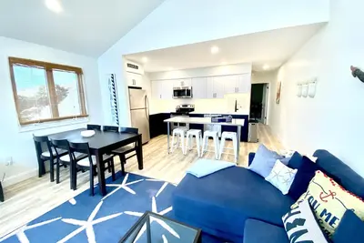 Image de Les premières semaines de juillet sont maintenant disponibles! Dog-Friendly Maison de 3 blocs de la plage!