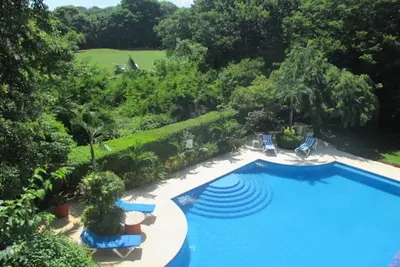 Image de Emplacement parfait, Condo Penthouse sécurisé et spacieux avec une grande piscine!