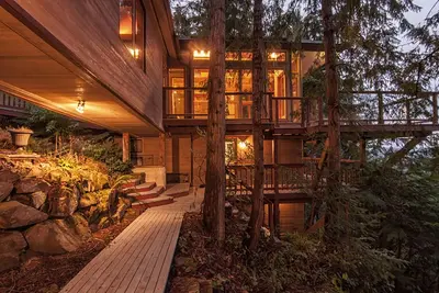 Image de Oasis de paix dans les arbres avec jacuzzi