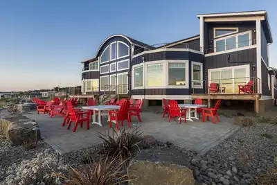 Image de Oceanfront, Private Beach Access, 7 Bedrooms, Hot Tub, Wifi, FirePit, Media & Game Room