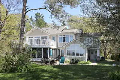 Image de Ventura Pines Cottage sur le lac Michigan avec vue sur le lac et façade privée.